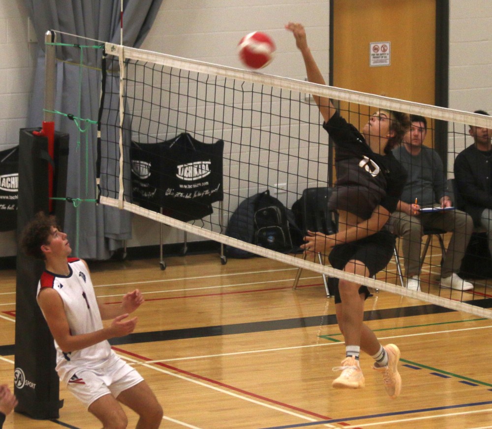 SRSS took on Northlands in varsity volleyball action in Steinbach Oct. 16. (Cassidy Dankochik The Carillon)