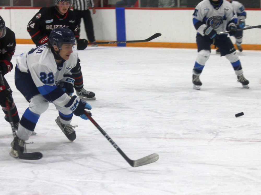 The Steinbach Pistons defeated the West Division leading Northern Manitoba Blizzard 6-2 in La Broquerie Oct. 18. (Cassidy Dankochik The Carillon)