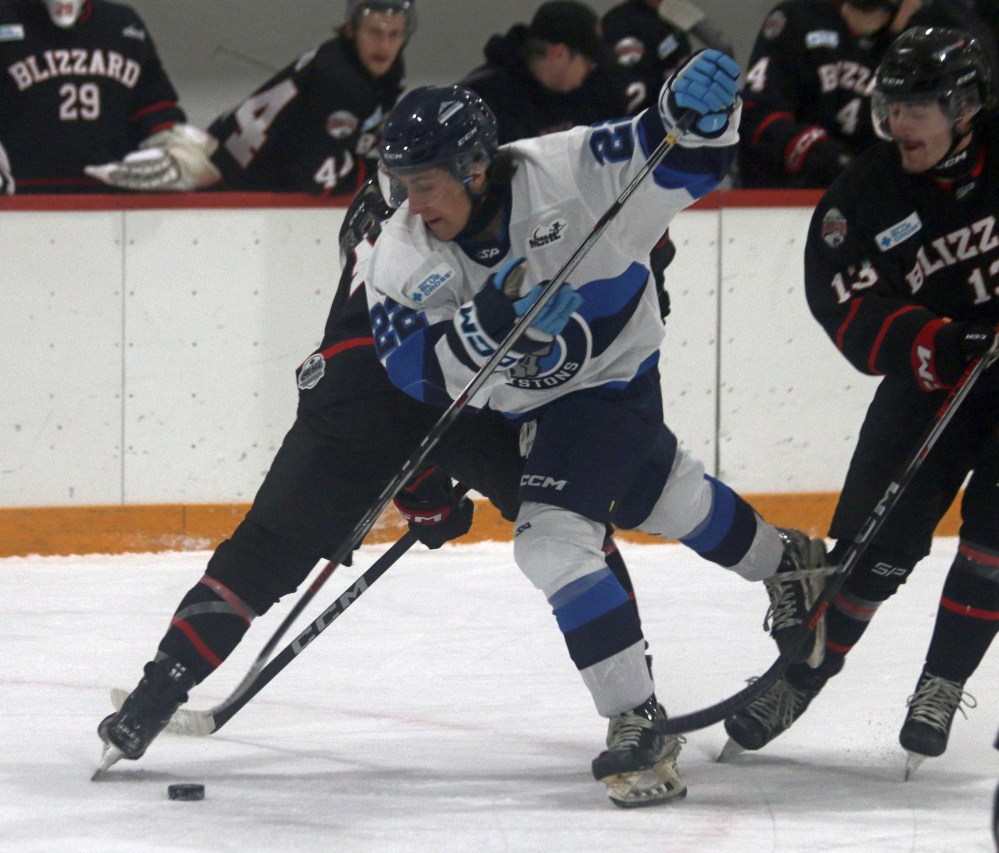 The Steinbach Pistons defeated the West Division leading Northern Manitoba Blizzard 6-2 in La Broquerie Oct. 18. (Cassidy Dankochik The Carillon)