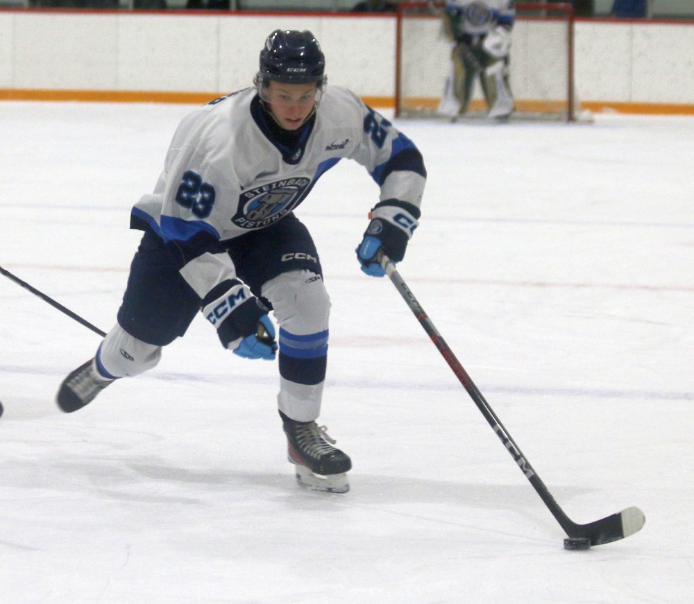 The Steinbach Pistons defeated the West Division leading Northern Manitoba Blizzard 6-2 in La Broquerie Oct. 18. (Cassidy Dankochik The Carillon)