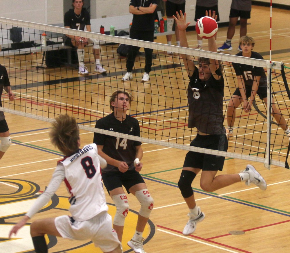 SRSS took on Northlands in varsity volleyball action in Steinbach Oct. 16. (Cassidy Dankochik The Carillon)