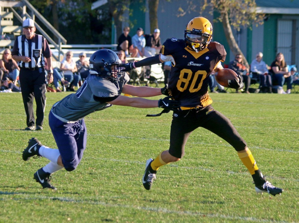 Owen Medeiros took this run to the opposite side of the field and into the end zone during the second half of Steinbach's victory over West Kildonan Oct. 8. (Cassidy Dankochikl The Carillon)