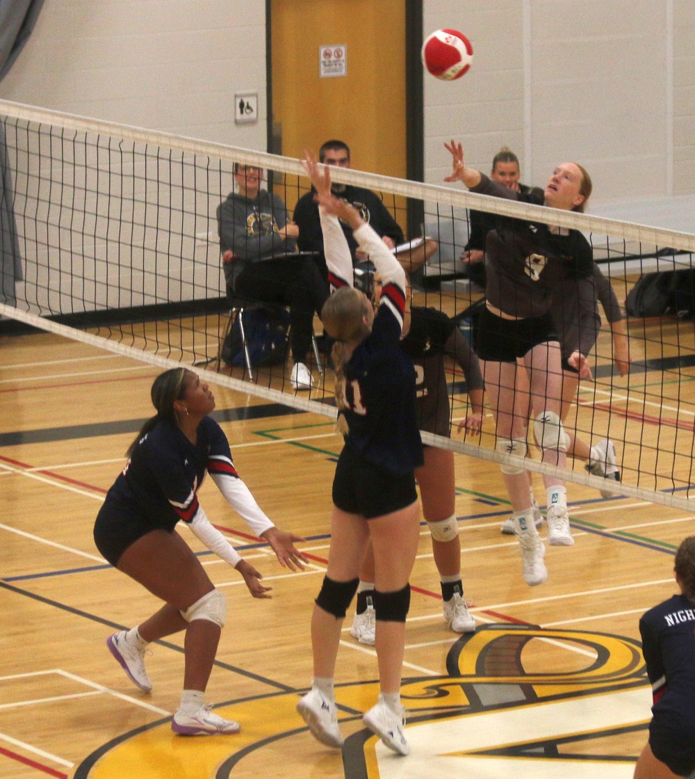 SRSS took on Northlands in varsity volleyball action in Steinbach Oct. 16. (Cassidy Dankochik The Carillon)