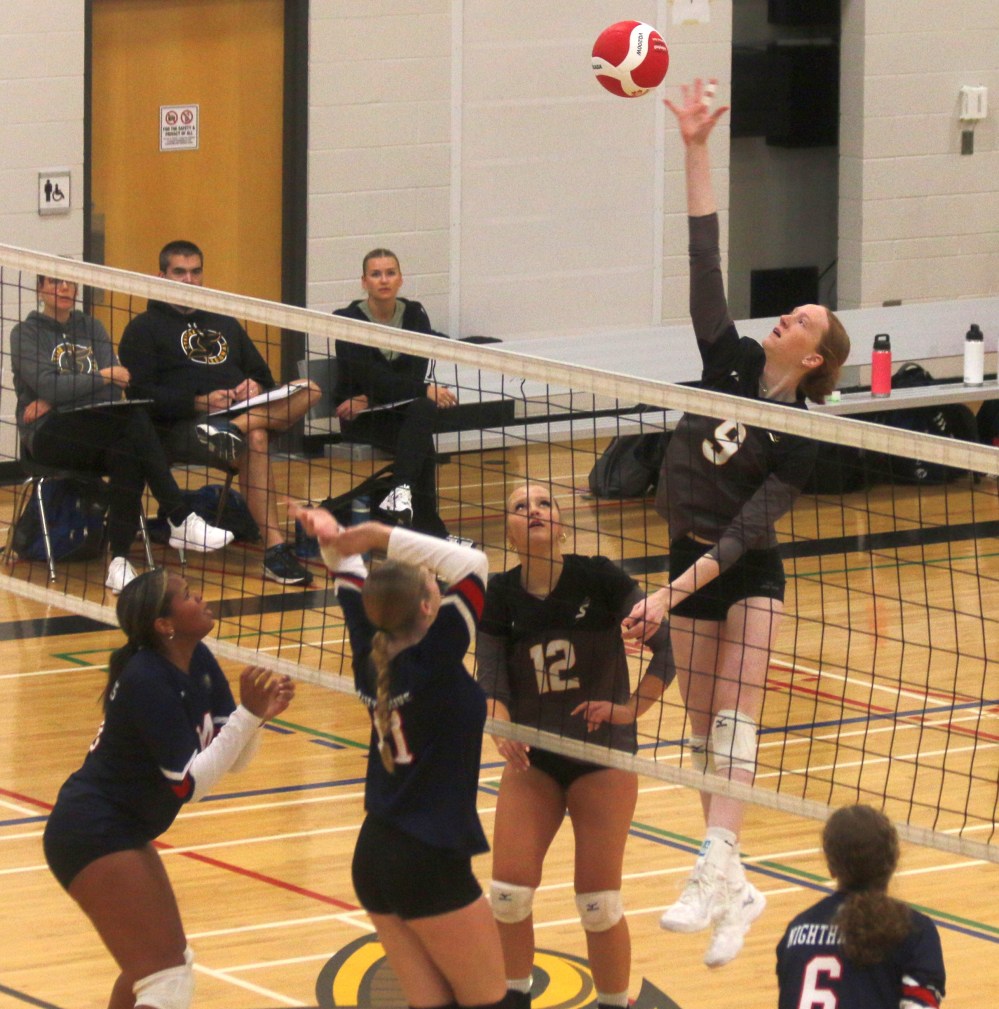 SRSS took on Northlands in varsity volleyball action in Steinbach Oct. 16. (Cassidy Dankochik The Carillon)