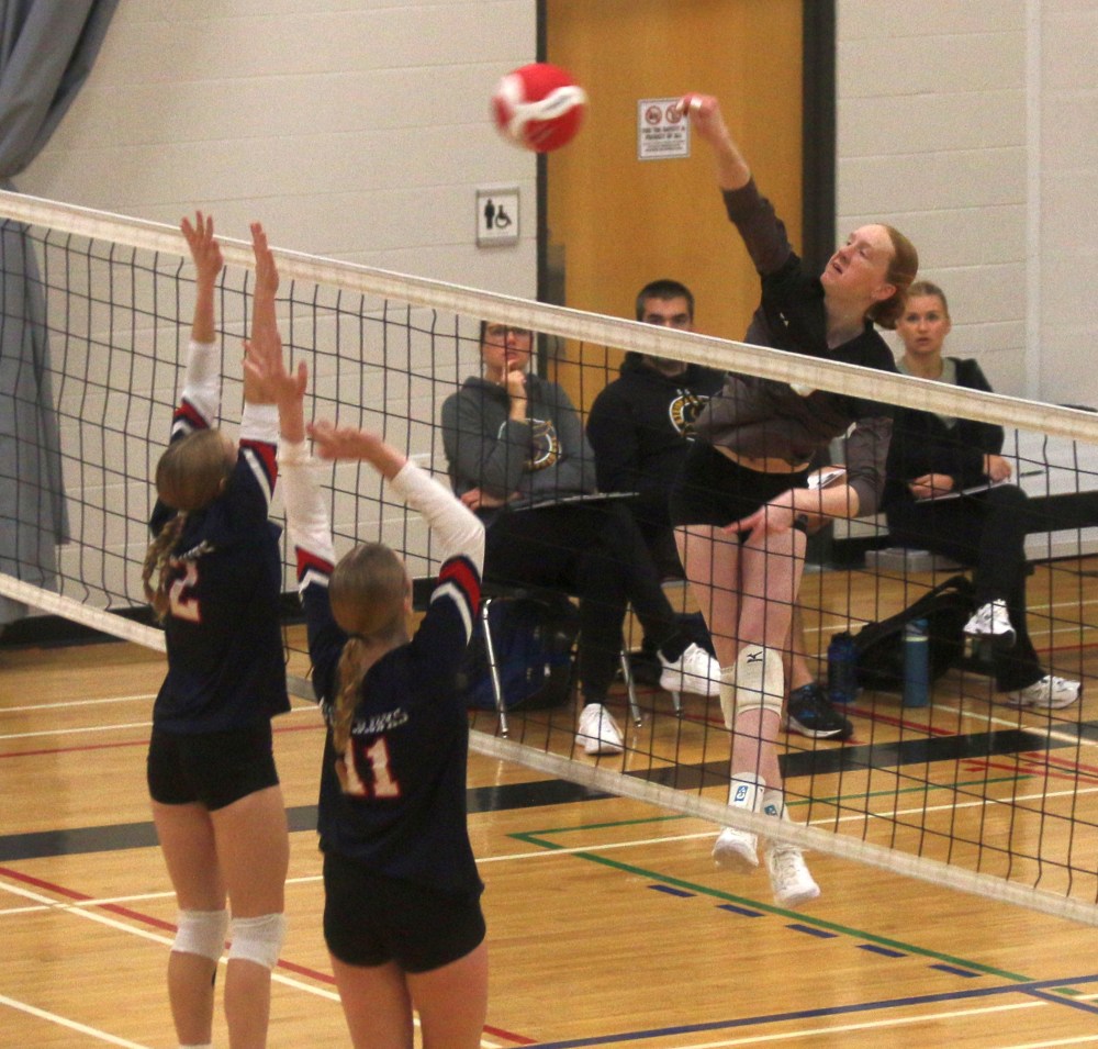 SRSS took on Northlands in varsity volleyball action in Steinbach Oct. 16. (Cassidy Dankochik The Carillon)