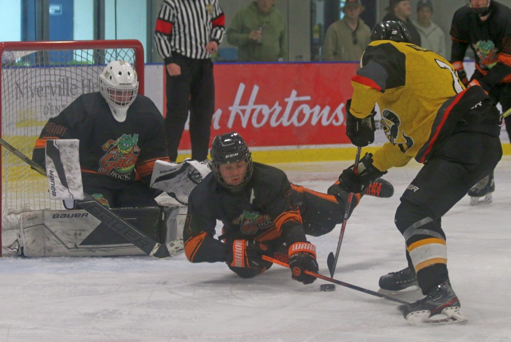 The HTJHL hosted their first showcase event in Niverville Oct. 20. All 10 teams in the league were in action during a single day. (Cassidy Dankochik The Carillon)