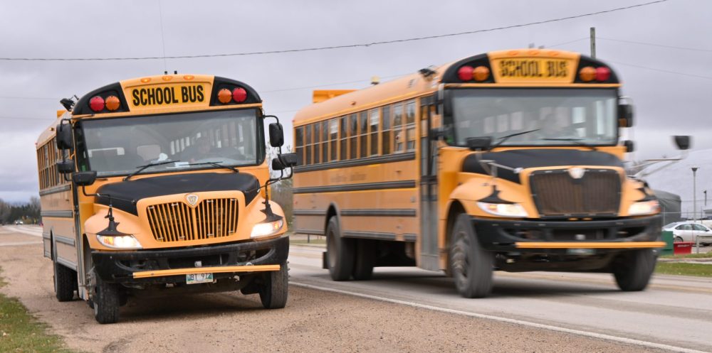ALEX LAMBERT THE CARILLON
A Seine River School Division bus drives past an idling SRSD bus who waits to line up at Dawson Trail School in Lorette on Oct. 22.