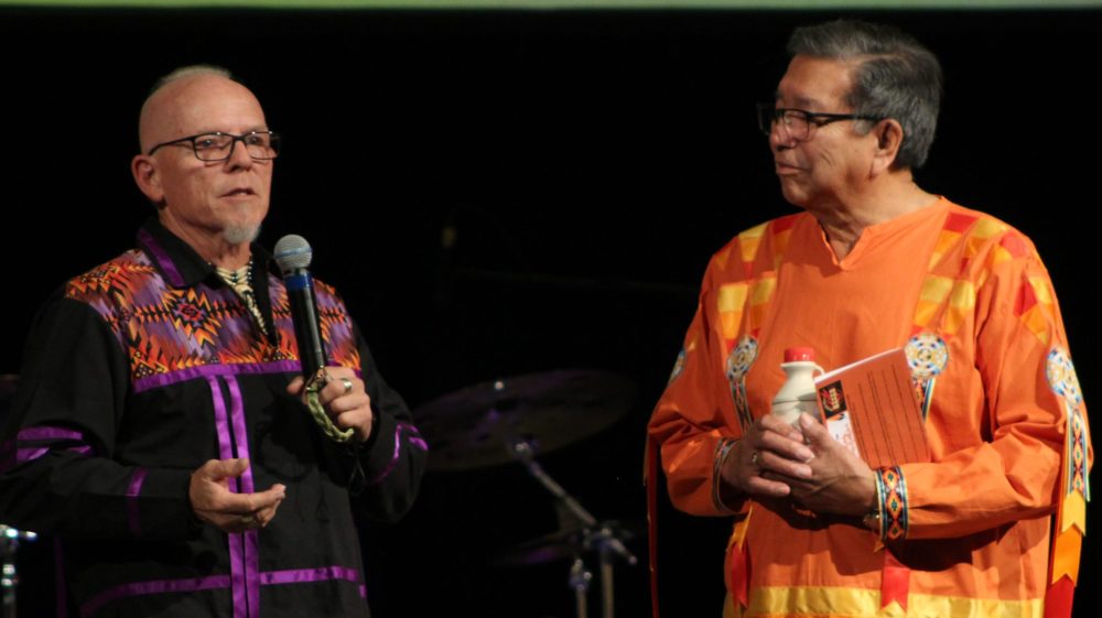 CHRIS GAREAU THE CARILLON
Jonathan Maracle (left) and Grand Chief emeritus Wally McKay at a Truth and Reconciliation event in Niverville.