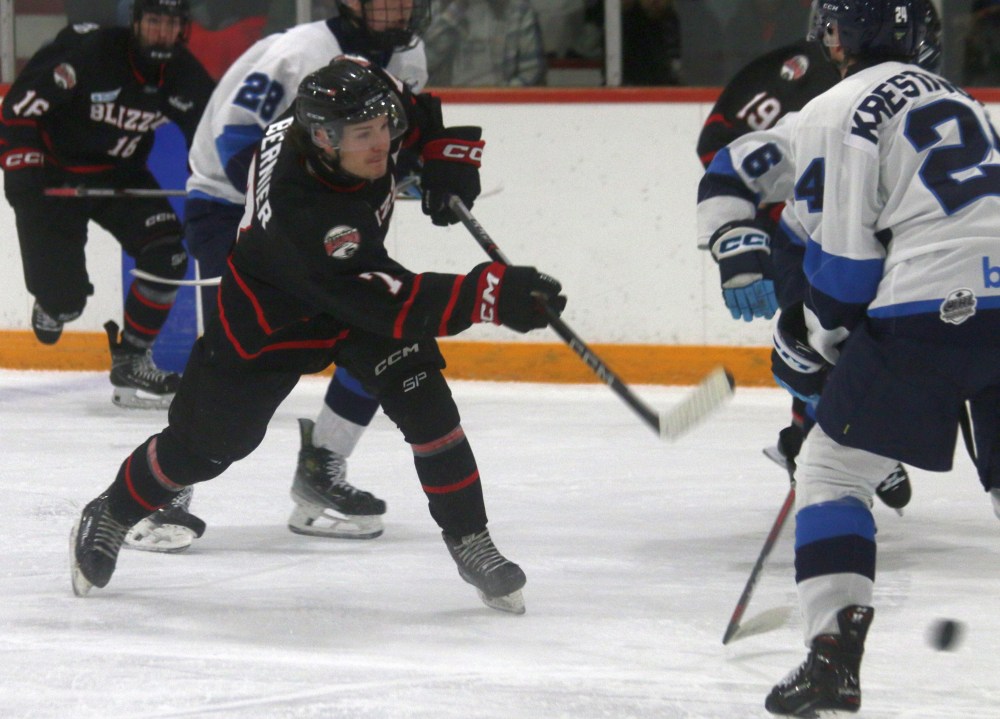 The Steinbach Pistons defeated the West Division leading Northern Manitoba Blizzard 6-2 in La Broquerie Oct. 18. (Cassidy Dankochik The Carillon)