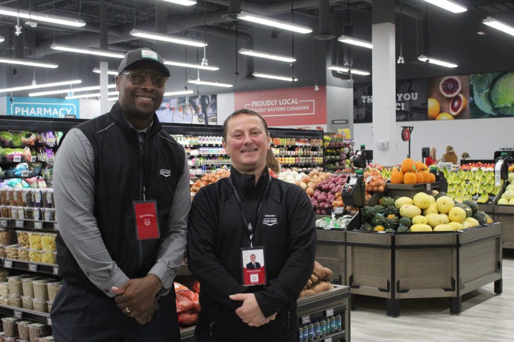CHRIS GAREAU THE CARILLON
Clearview Co-op's Ste Anne food store senior manager Gavin Walls (left) and Clearview Co-op general manager Martin Trudeau on opening morning Oct. 17.
