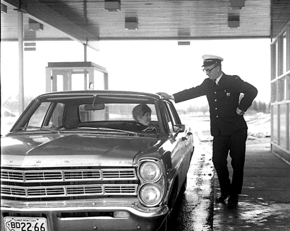 CARILLON ARCHIVES
This is a typical and often-repeated scene at the Emerson border crossing. Most Canadians coming back into Canada do so with only a brief delay at Customs, very often without having their cars and luggage checked. If the traveller has goods to declare, the border crossing takes a little longer, as the necessary forms must be completed and duties and taxes paid. In July of 1970, more than 58,000 vehicles passed through the Emerson border point. Eighty percent of these were passenger cars carrying three or four people.