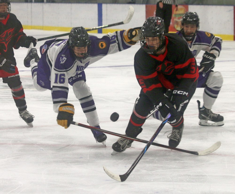 The Niverville Panthers bounced back from a debut loss in the Winnipeg High School Hockey League to win four straight, including against Windsor Park Nov. 6. (Cassidy Dankochik The Carillon)