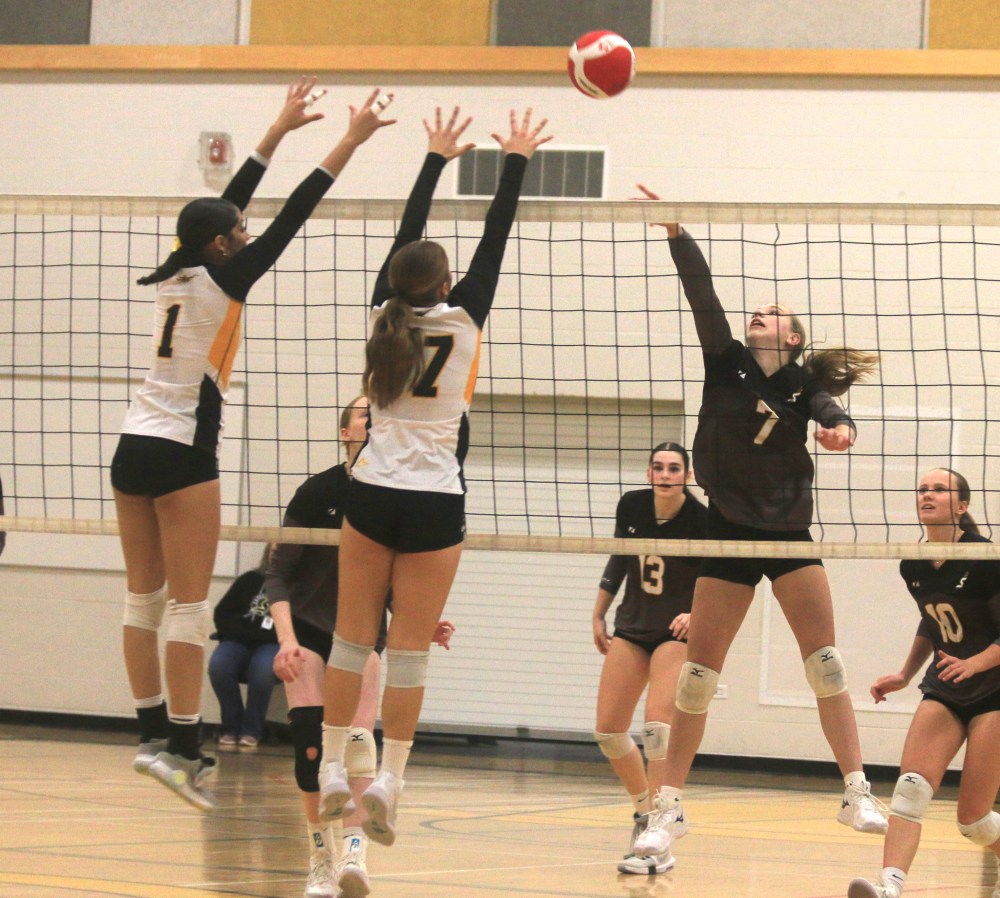 Thanks to a SCAC semi-final win over Dakota, the Steinbach Regional girls varsity volleyball team earned a top 4 ranking in the province and a bye to the AAAA provincial quarterfinals. (Cassidy Dankochik The Carillon)