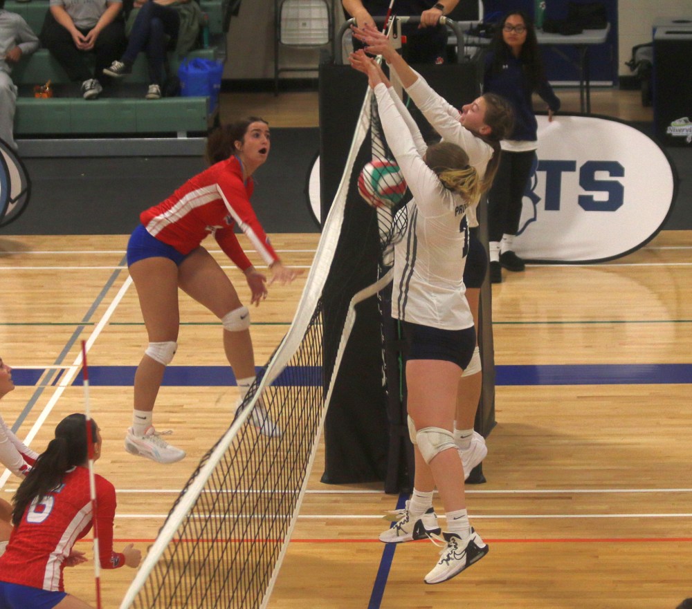 The Providence Pilots men's and women's teams took care of business against St Boniface Nov. 9 in Niverville, with both teams coming out with victories. (Cassidy Dankochik The Carillon)