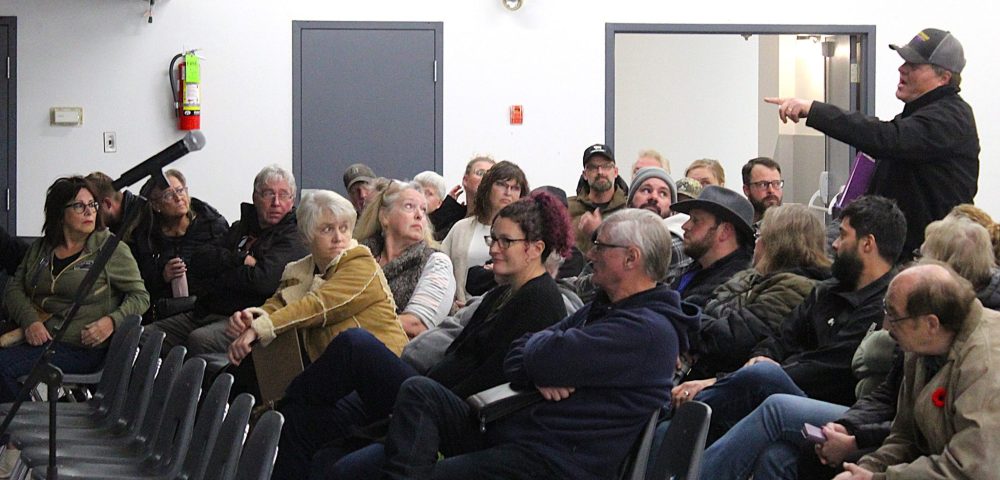 CHRIS GAREAU THE CARILLON
Former La Broquerie Reeve Louis Weiss makes it known he blames the province for poor population growth estimates leading to full lagoons. Weiss was one of about 40 in attendance at the HyLife Centre for an information session Nov. 12 on La Broquerie joining the Red-Seine-Rat Wastewater Co-operative.