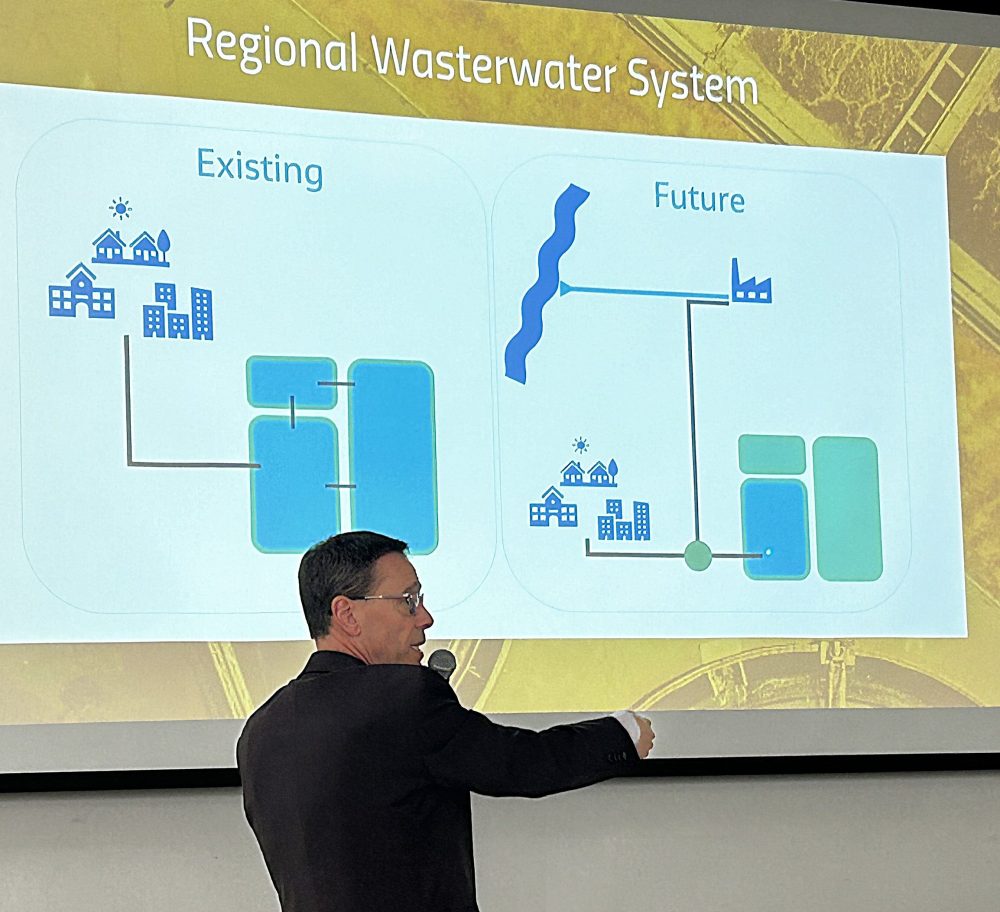 CHRIS GAREAU THE CARILLON
Red-Seine-Rat Wastewater Co-operative community development and project consultant Gordon Daman explains during an open house Nov. 12 how La Broquerie joining the Red-Seine-Rat Wastewater Co-operative would work.