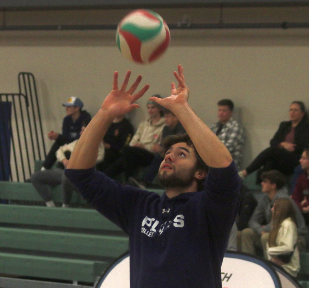 The Providence Pilots men's and women's teams took care of business against St Boniface Nov. 9 in Niverville, with both teams coming out with victories. (Cassidy Dankochik The Carillon)