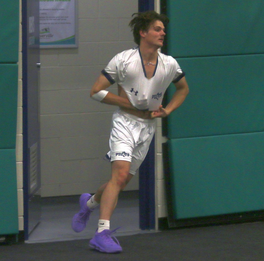 The Providence Pilots men's and women's teams took care of business against St Boniface Nov. 9 in Niverville, with both teams coming out with victories. (Cassidy Dankochik The Carillon)