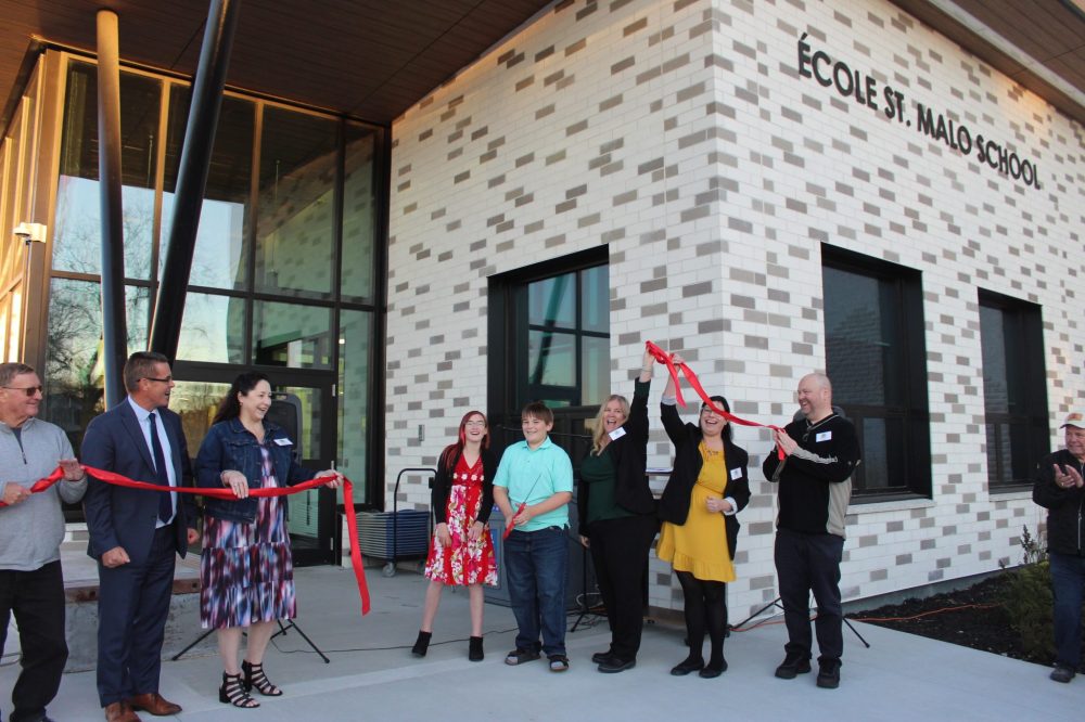 CHRIS GAREAU THE CARILLON
Yannick Lahaie, 13, and Amelia Wiwsionski, 12, cut the ribbon to celebrate the opening of the École St Malo School Oct. 23.