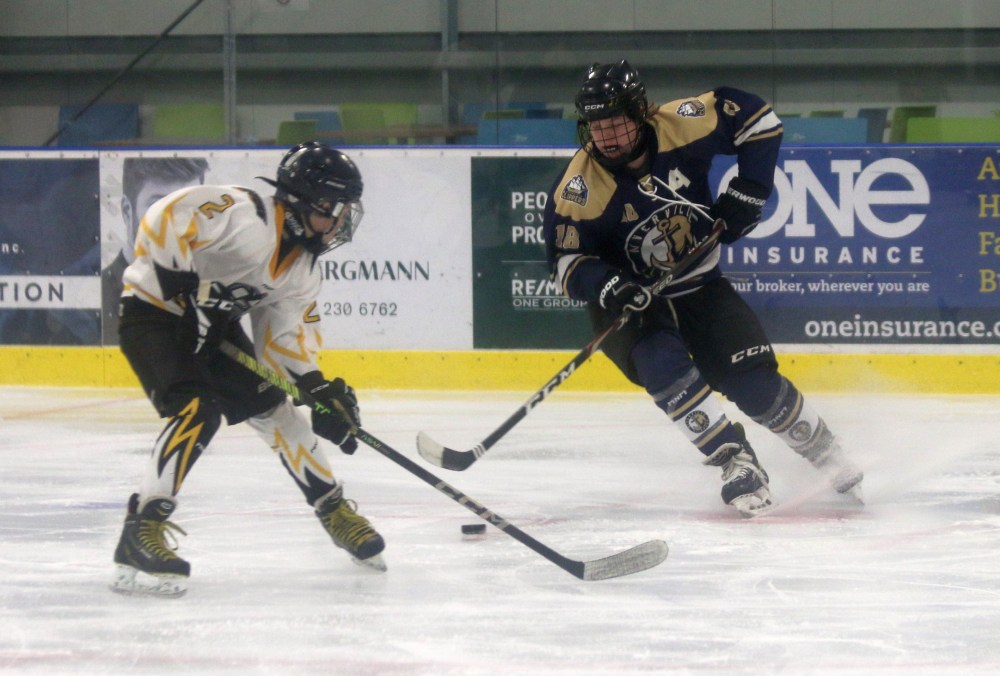 Niverville and St Agathe teams battle in a U15 minor hockey game Nov. 9. (Cassidy Dankochik The Carillon)