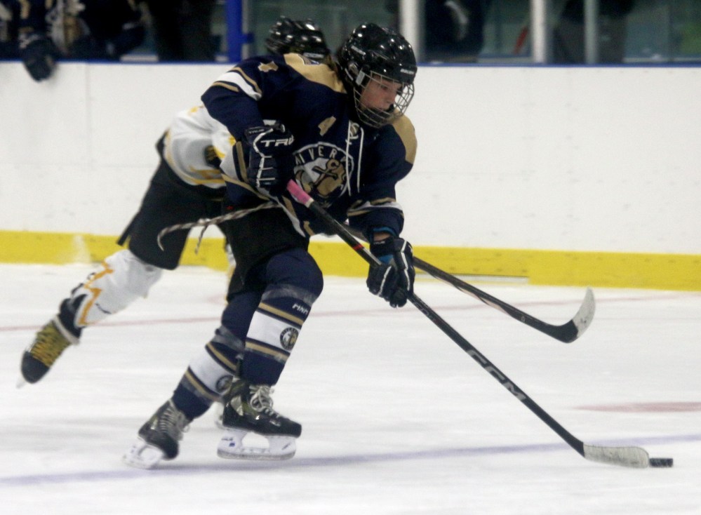 Niverville and St Agathe teams battle in a U15 minor hockey game Nov. 9. (Cassidy Dankochik The Carillon)