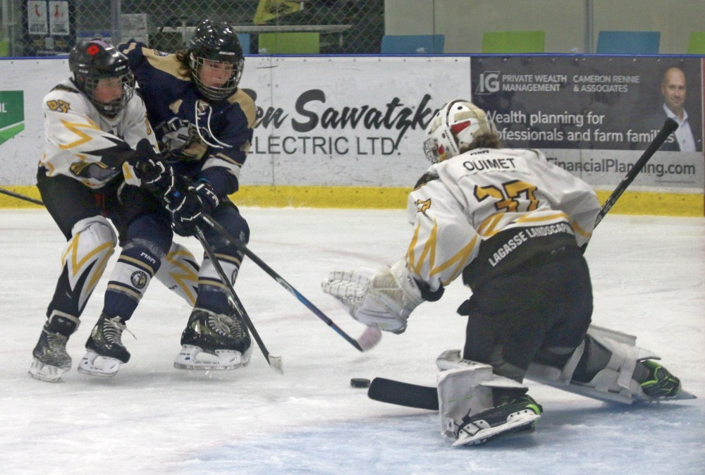 Niverville and St Agathe teams battle in a U15 minor hockey game Nov. 9. (Cassidy Dankochik The Carillon)