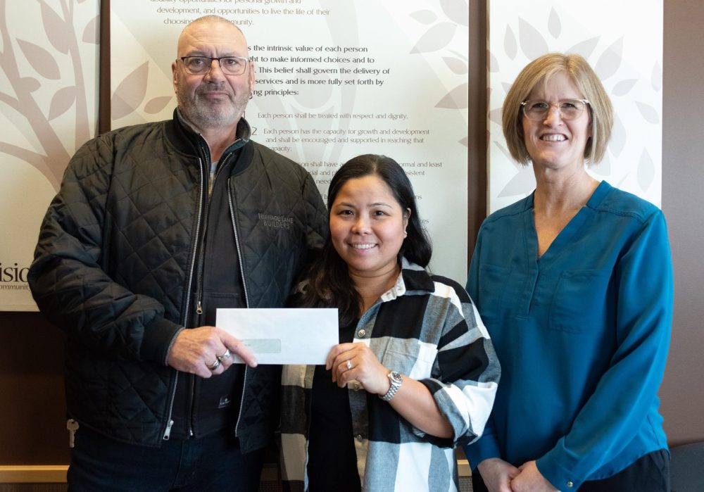 SVJETLANA MLINAREVIC THE CARILLON
MCC Thrift Store general manager Dave Thiessen gives a cheque for $4,500 to enVision Foundation fundraising coordinator Louise Carriere and enVision executive director Jeannette DeLong at the enVision office in Steinbach on Dec. 2. enVision is one of nine local organizations that received funding.