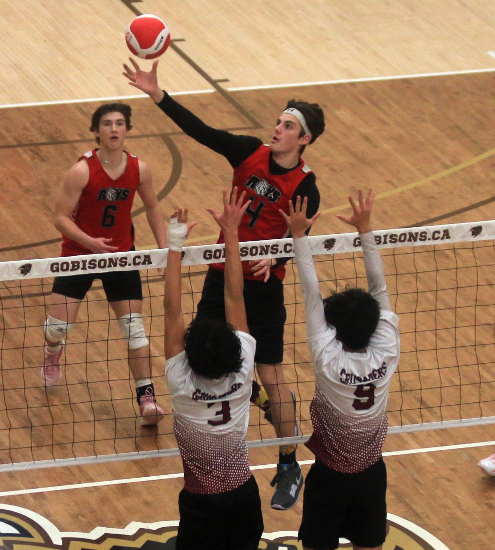 Cassidy Dankochik The Carillon
Gabrielle-Roy’s Kiel LaRochelle flies high into the air to get to the ball during the first set of the AAAA semi-final match against St Paul’s.