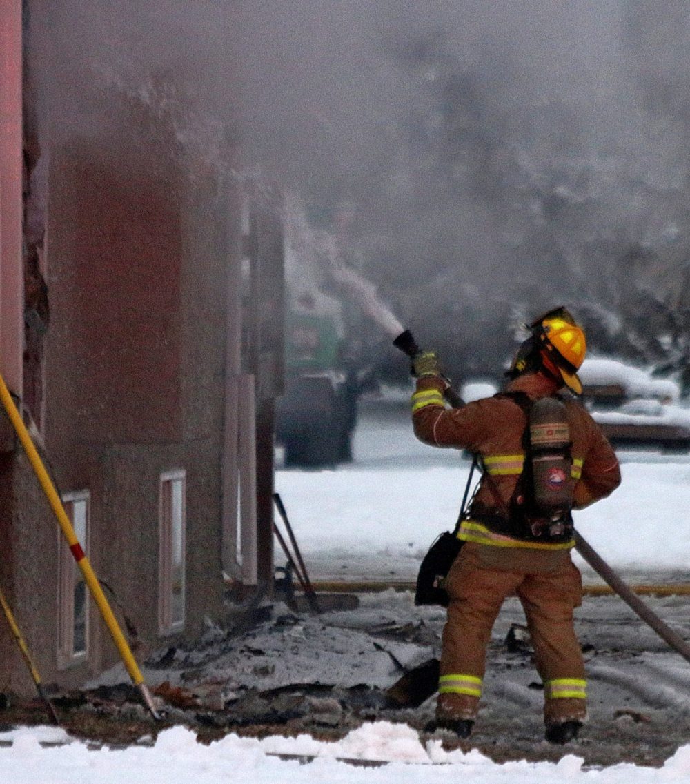 CASSIDY DANKOCHIK THE CARILLON
A firefighter from the Steinbach fire department puts out a blaze at 953 Main Street in Steinbach on Dec. 15 at 7 a.m. The cause of the fire is electrical.
