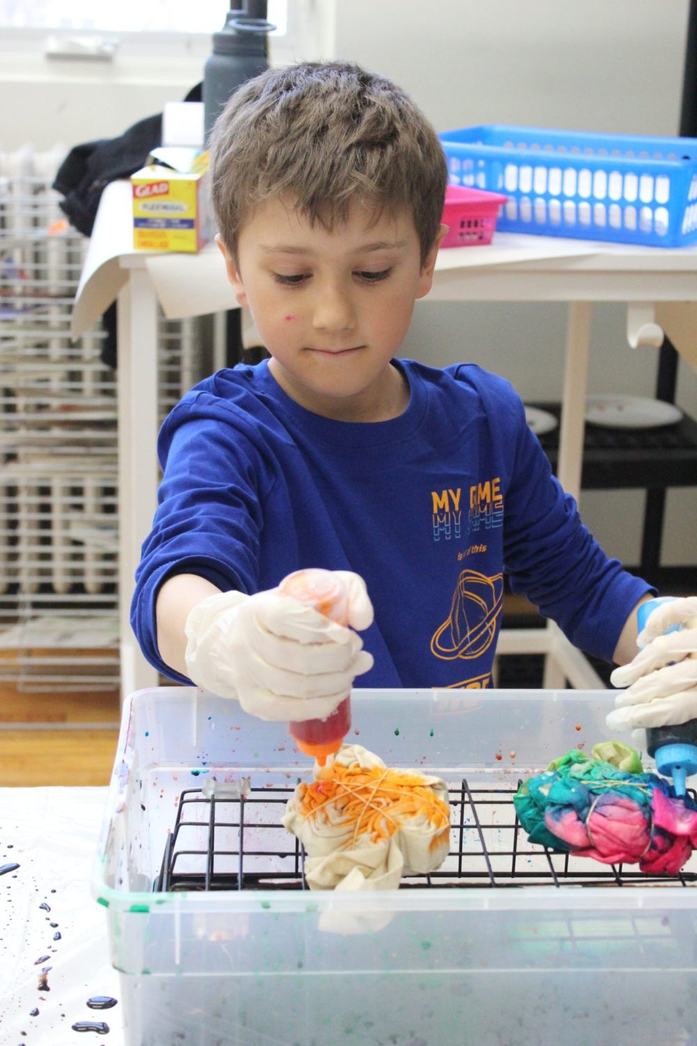 JORDAN ROSS CARILLON ARCHIVES
Children’s visual arts classes are some of the programs covered by donations at Steinbach Arts Council through its Giving Campaign. Here Asher Sampson tie-dyes a cotton tote bag at the Steinbach Arts Council’s Spring Break Out Camp in 2023. The day camps offer children aged five to 12 several fun and creative activities from tie-dying to pastel murals and more.