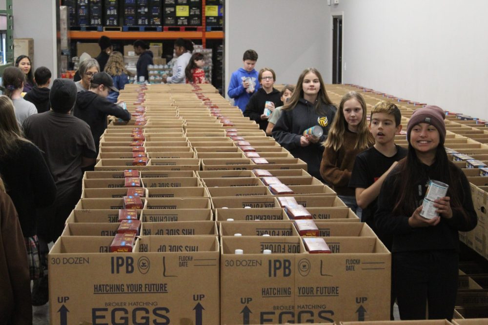 CHRIS GAREAU THE CARILLON
Clearspring Middle School students are as orderly as elves on Christmas Eve as they pack Christmas hampers at South East Helping Hands Dec. 10. The food bank is delivering 1,800 hampers to families in Steinbach, Niverville, La Broquerie, Grunthal, Sprague, Piney and more.