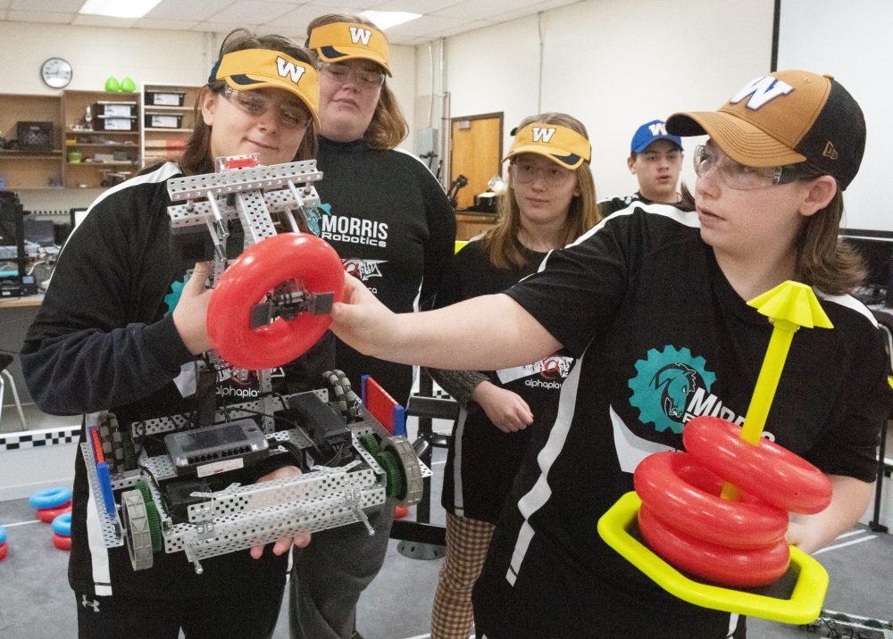 SVJETLANA MLINAREVIC THE CARILLON
Team Philip teammate Tennyson Janke (right) shows where the ring is picked up on a VEX robot held by Zajak St. Godard. Behind them are Carter Evenson and Hannah Klassen.