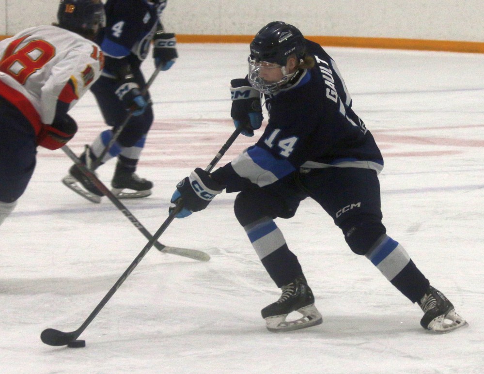 Steinbach and Niverville played a pair of games Jan. 9 and Jan. 11, with the visiting team coming out on top both times. (Cassidy Dankochik The Carillon)