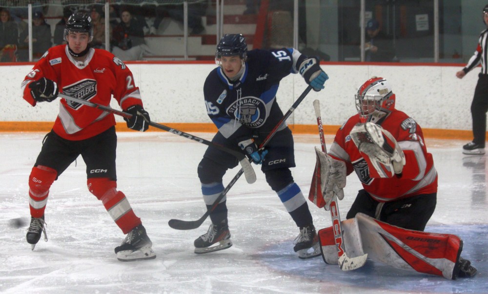 The Steinbach Pistons battled to a 4-1 victory over the Selkirk Steelers Jan. 21 in La Broquerie. (Cassidy Dankochik The Carillon)