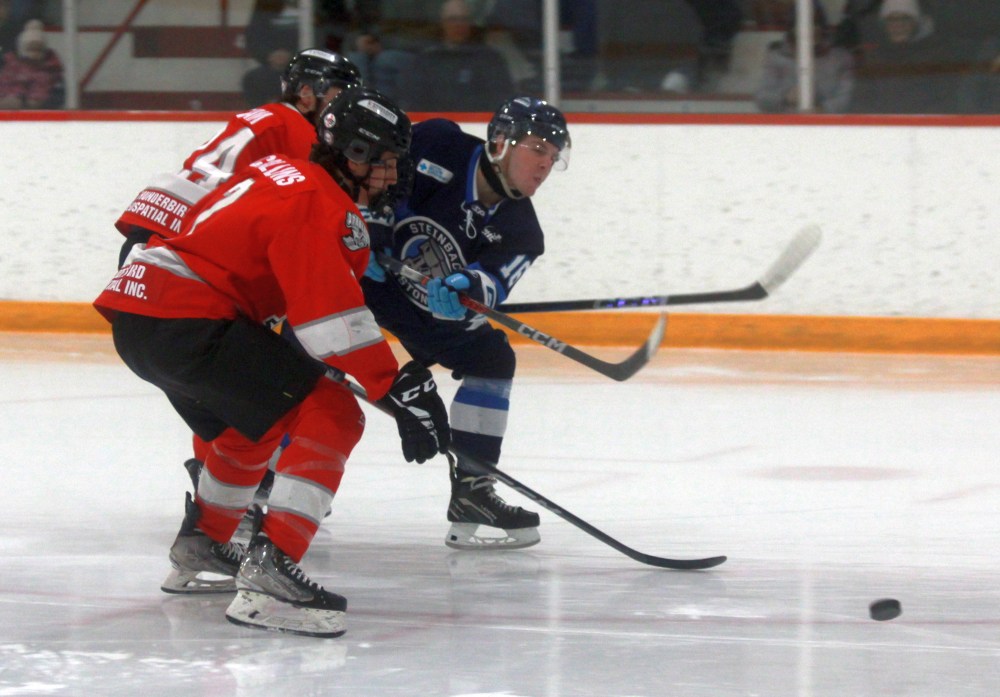 The Steinbach Pistons battled to a 4-1 victory over the Selkirk Steelers Jan. 21 in La Broquerie. (Cassidy Dankochik The Carillon)