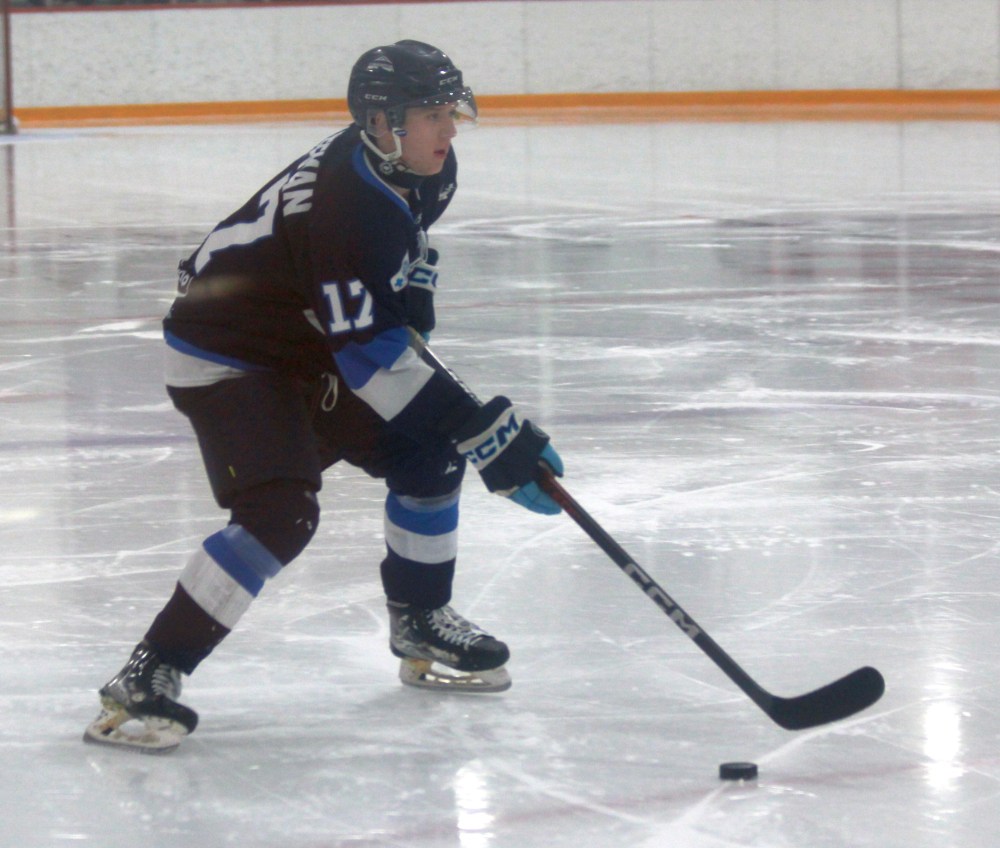 The Steinbach Pistons battled to a 4-1 victory over the Selkirk Steelers Jan. 21 in La Broquerie. (Cassidy Dankochik The Carillon)