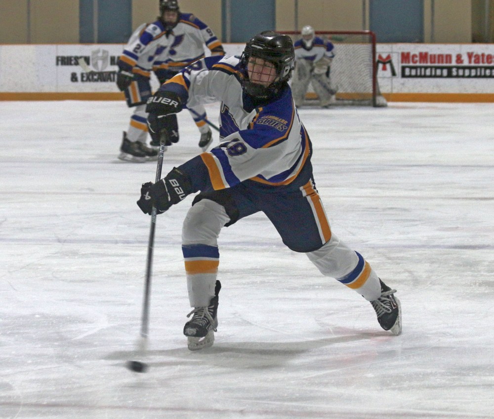 The Steinbach Huskies dominated Landmark 9-4 in HTJHL action Jan. 10. Brandon Thiessen broke the league's all-time scoring record with a second period goal. (Cassidy Dankochik The Carillon)