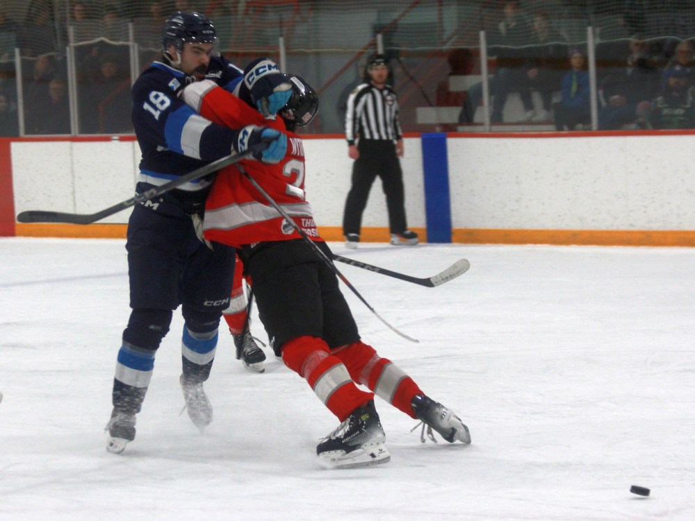 The Steinbach Pistons battled to a 4-1 victory over the Selkirk Steelers Jan. 21 in La Broquerie. (Cassidy Dankochik The Carillon)