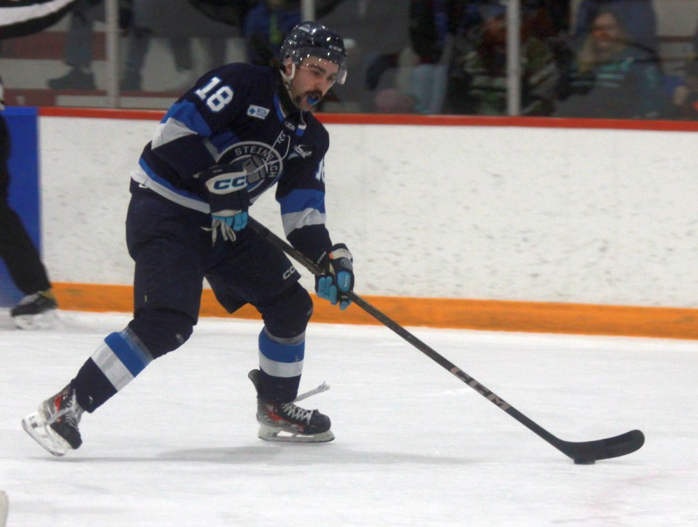 The Steinbach Pistons battled to a 4-1 victory over the Selkirk Steelers Jan. 21 in La Broquerie. (Cassidy Dankochik The Carillon)