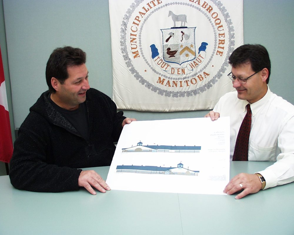 CARILLON ARCHIVES
Luc and Larry Tétrault (right) at the RM of La Broquerie municipal office in October 1999, look over plans for the new La Broquerie Hotel, scheduled for opening in May of 2000.