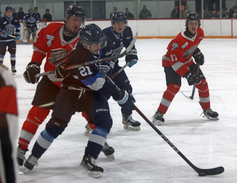 The Steinbach Pistons battled to a 4-1 victory over the Selkirk Steelers Jan. 21 in La Broquerie. (Cassidy Dankochik The Carillon)