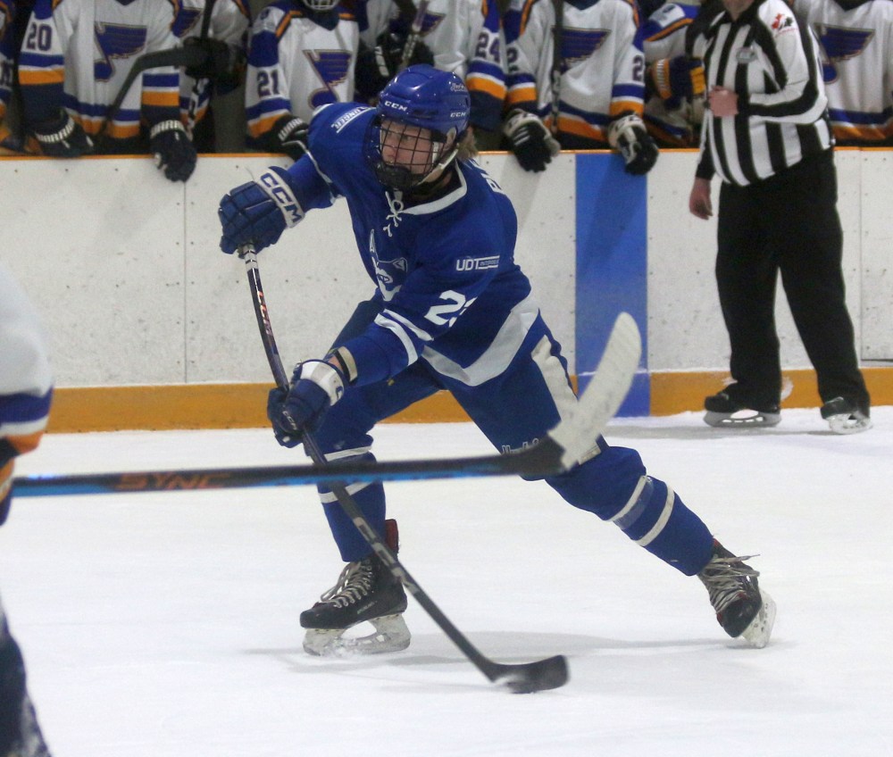 The Steinbach Huskies dominated Landmark 9-4 in HTJHL action Jan. 10. Brandon Thiessen broke the league's all-time scoring record with a second period goal. (Cassidy Dankochik The Carillon)