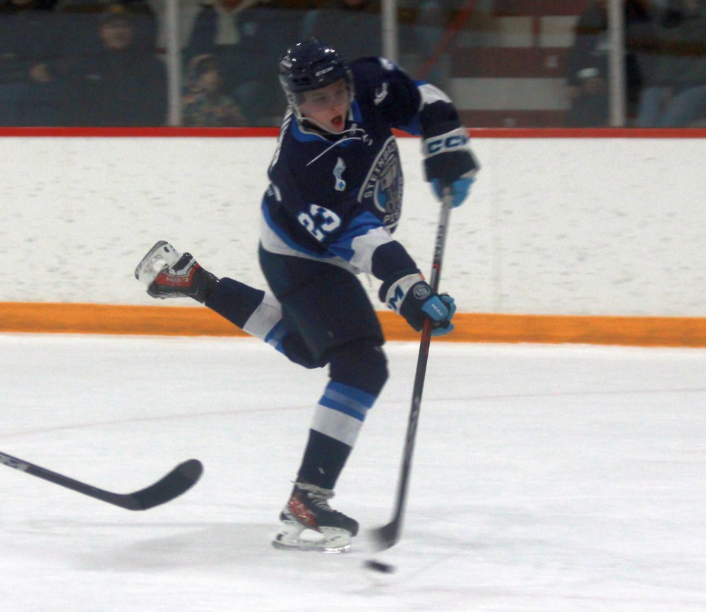 The Steinbach Pistons battled to a 4-1 victory over the Selkirk Steelers Jan. 21 in La Broquerie. (Cassidy Dankochik The Carillon)