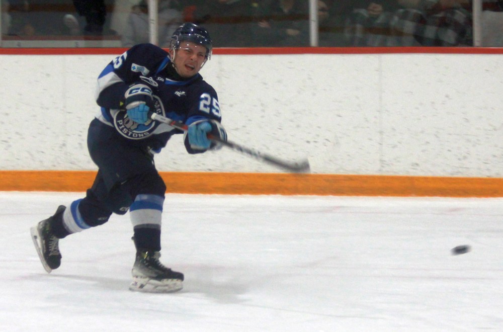 The Steinbach Pistons battled to a 4-1 victory over the Selkirk Steelers Jan. 21 in La Broquerie. (Cassidy Dankochik The Carillon)