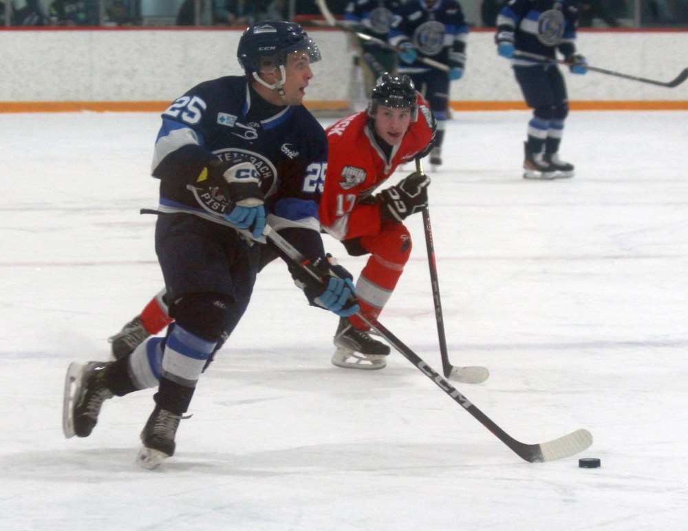 The Steinbach Pistons battled to a 4-1 victory over the Selkirk Steelers Jan. 21 in La Broquerie. (Cassidy Dankochik The Carillon)