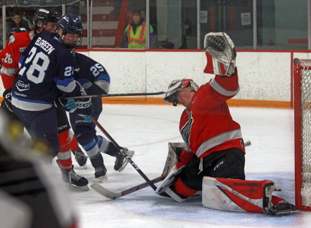 The Steinbach Pistons battled to a 4-1 victory over the Selkirk Steelers Jan. 21 in La Broquerie. (Cassidy Dankochik The Carillon)