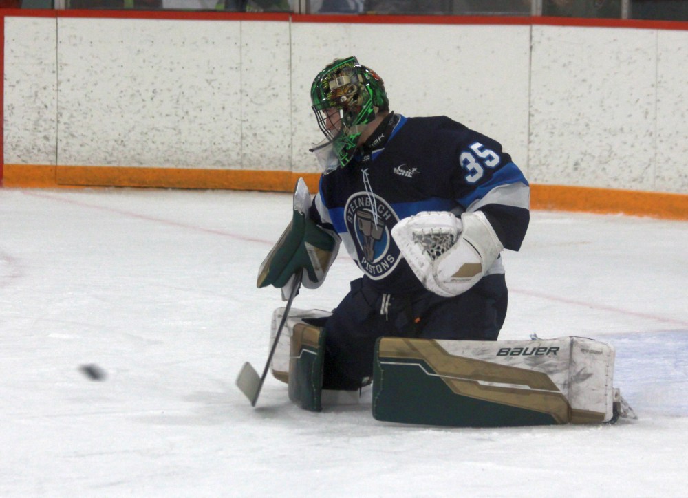 The Steinbach Pistons battled to a 4-1 victory over the Selkirk Steelers Jan. 21 in La Broquerie. (Cassidy Dankochik The Carillon)