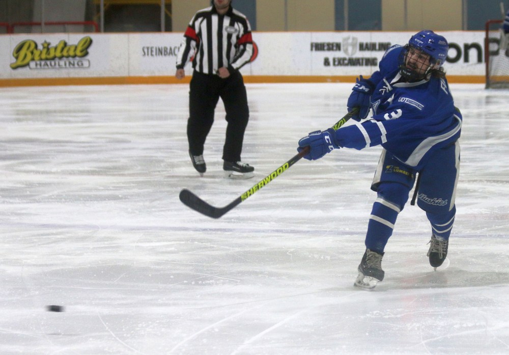 The Steinbach Huskies dominated Landmark 9-4 in HTJHL action Jan. 10. Brandon Thiessen broke the league's all-time scoring record with a second period goal. (Cassidy Dankochik The Carillon)