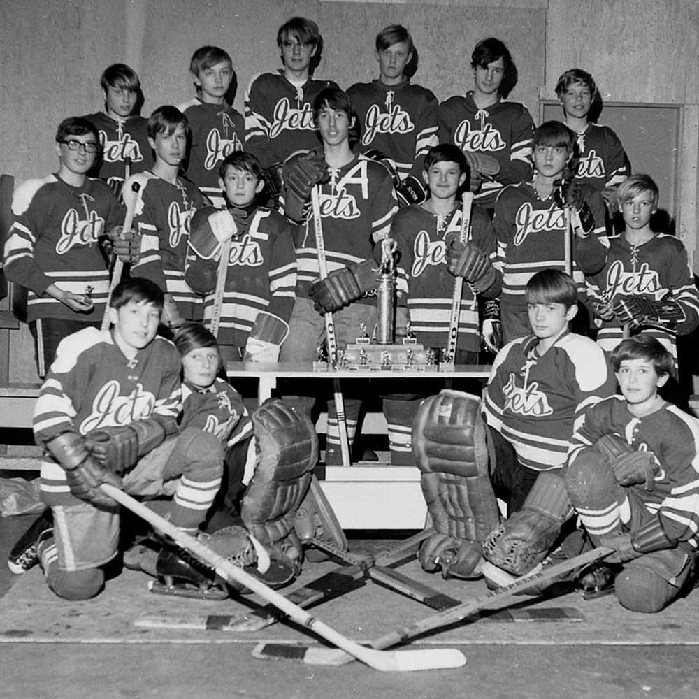 Steinbach Jets, 1971 MAHA Bantam “BB” champs:. Back row: Assistant coach Wayne Porter, Kerrie Klassen, Reynold Loewen, Darrel Penner, Wes Dueck, Ken Goertzen, Peter Ewert, and Coach Jake Fries. Middle row: Gary Toews, Rick McMillan, Ken Krentz, Roy Markwart, Farley Fries, Wilbert Reimer, Philip Reimer. Front row: Doug Friesen, Chris Neufeld, Chester Reimer, Tom Majure. (Carillon Archives)