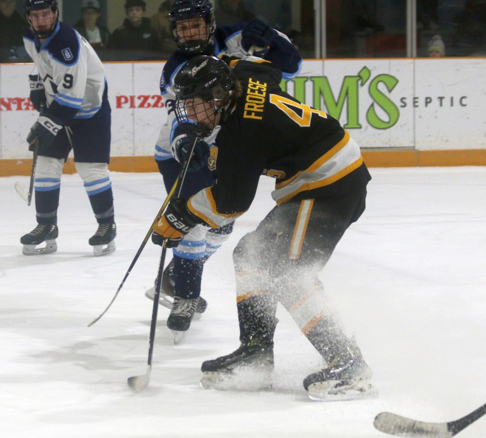 SRSS dominated Selkirk in Winnipeg High School Hockey League action Jan. 8. (Cassidy Dankochik The Carillon)